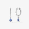 Pendientes de aro de oro blanco de 18K con zafiros azules en talla pera de 0,51 cts y diamantes blancos en talla brillante de 0,16 cts