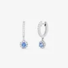 Pendientes de aro de oro blanco de 18K con 38 diamantes en talla brillante con un total de 0,29 cts y 2 zafiros azules en talla brillante con un total de 0,37 cts