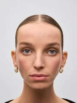 Pendientes de aro de oro amarillo de 18K con pavé de diamantes en talla brillante