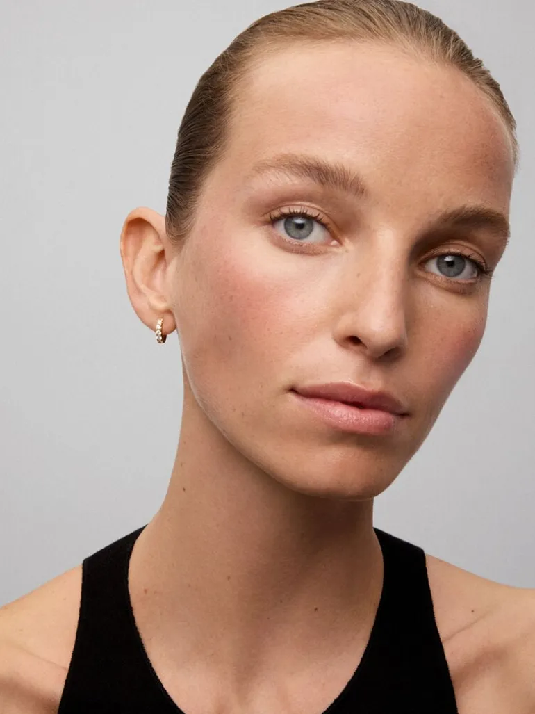 Pendientes de aro de oro amarillo de 18K con 12 diamantes en talla brillante con un total de 0,65 cts