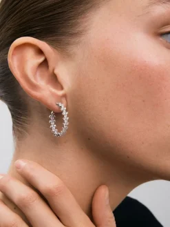 Pendientes de aro de oro blanco de 18K con 90 diamantes blancos en talla brillante con un total de 2,64 cts