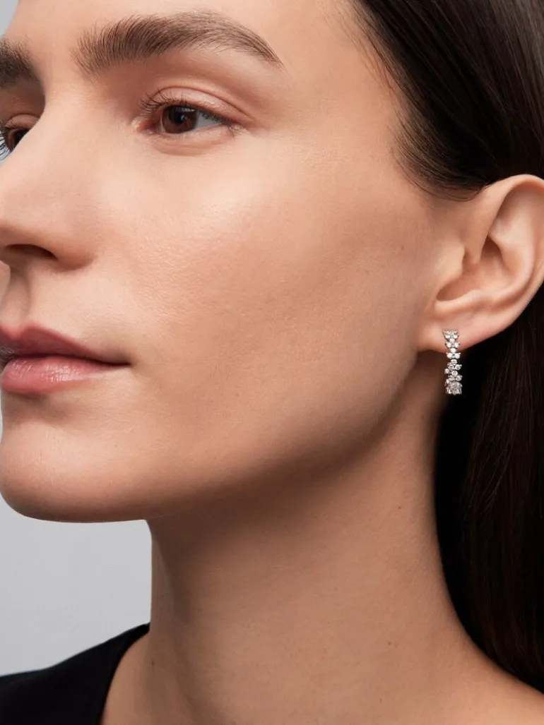 Pendientes de aro de oro blanco de 18K con 66 diamantes en talla brillante con un total de 1,01 cts