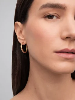 Pendientes de aro de oro amarillo de 18K con 124 diamantes en talla brillante con un total de 0,3 cts