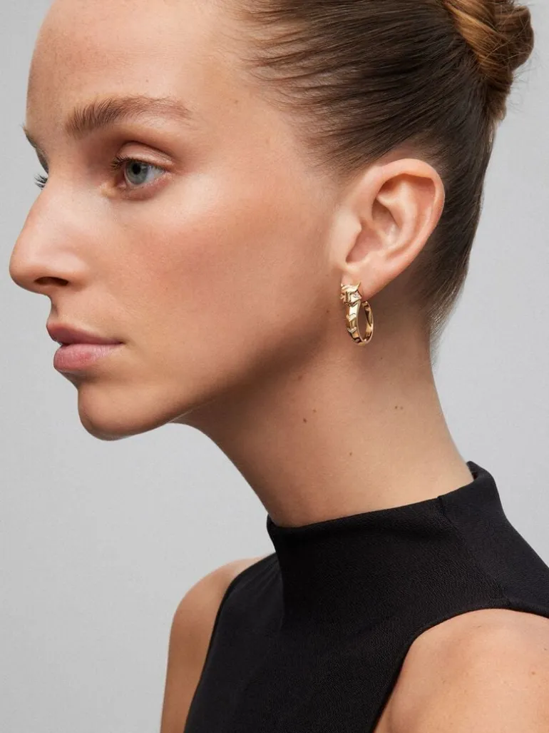 Pendientes de aro de oro amarillo de 18K con 52 diamantes en talla brillante con un total de 0,16 cts y forma de tigre