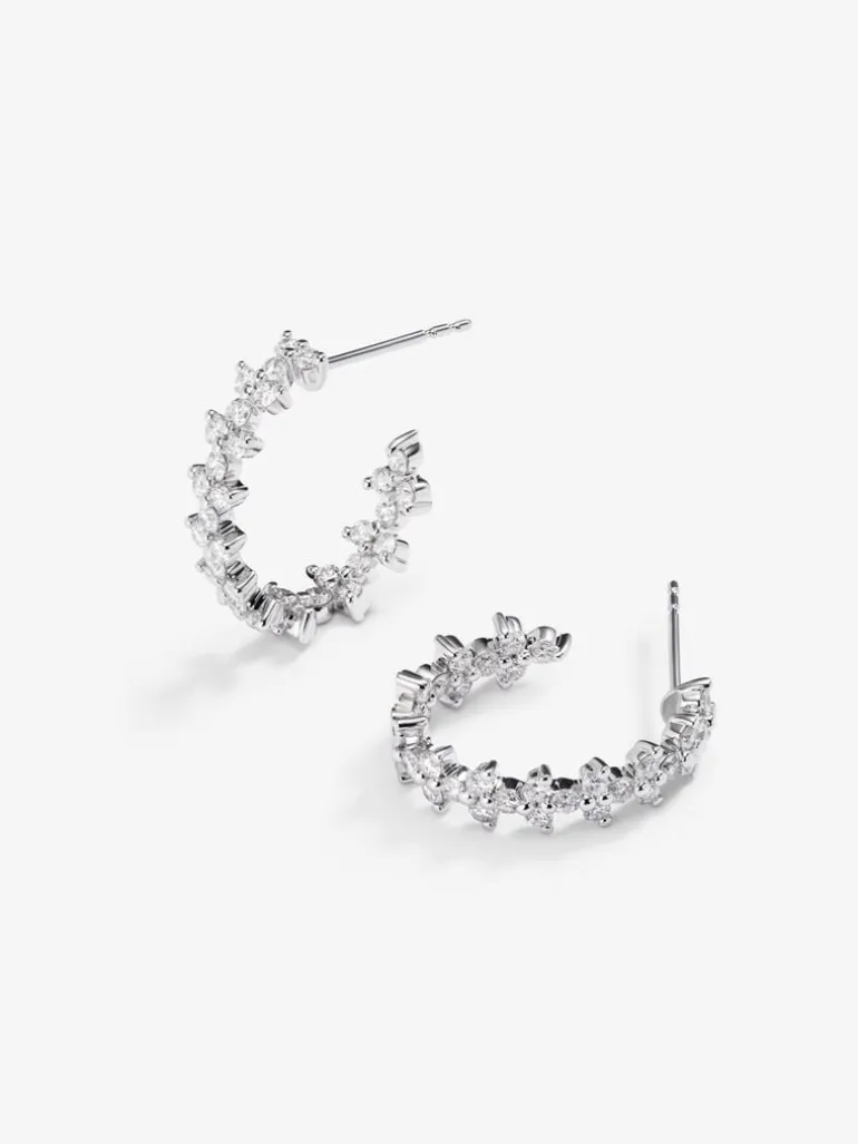 Pendientes de aro de oro blanco de 18K con 66 diamantes en talla brillante con un total de 1,01 cts