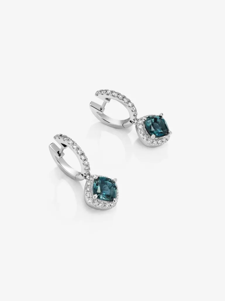 Pendientes de aro de oro blanco de 18K con 2 topacios azul london en talla cushion con un total de 2,16 cts y 52 diamantes en talla brillante con un total de 0,49 cts