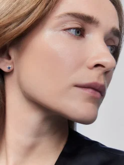 Pendientes de aro de oro blanco de 18K con 2 zafiros azules en talla brillante con un total de 0,26 cts y 8 diamantes en talla brillante con un total de 0,16 cts