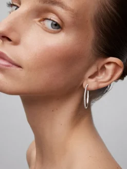 Pendientes de aro de oro blanco de 18K con 50 diamantes en talla brillante con un total de 0,74 cts