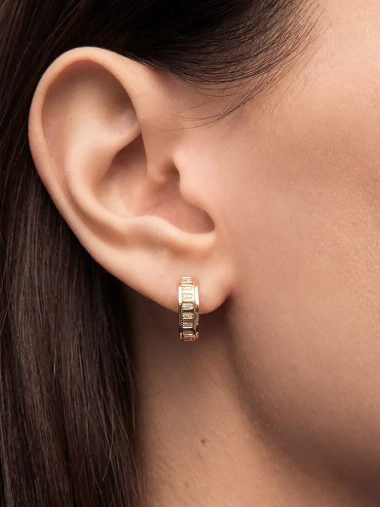 Pendientes de aro de oro amarillo de 18K con 40 diamantes en talla brillante con un total de 0,18 cts