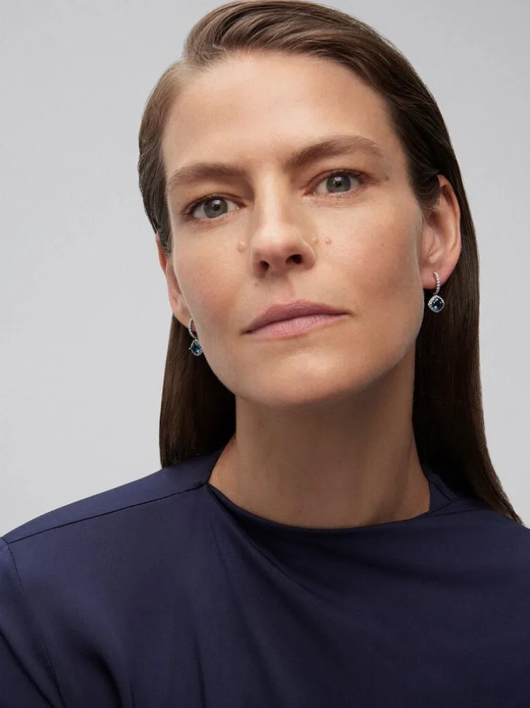 Pendientes de aro de oro blanco de 18K con 2 topacios azul london en talla cushion con un total de 2,16 cts y 52 diamantes en talla brillante con un total de 0,49 cts