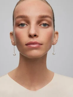Pendientes de cadena de oro rosa de 18K con 2 diamantes en talla brillante con un total de 0,22 cts y 2 perlas 9mm