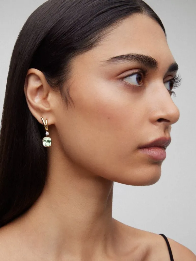 Pendientes de oro amarillo de 18K con 2 amatistas verdes en talla cushion con un total de 6,4 cts y 2 diamantes en talla brillante con un total de 0,21 cts