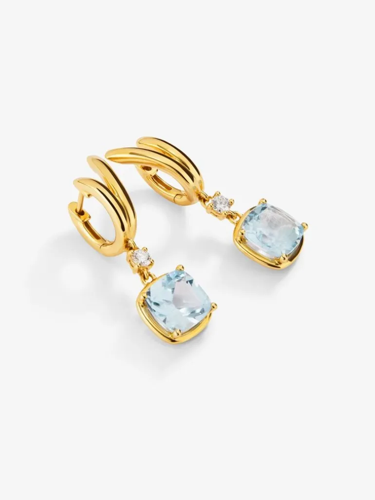 Pendientes de oro amarillo de 18K con topacios azul sky en talla cushion y 2 diamantes en talla brillante con un total de 0,21 cts