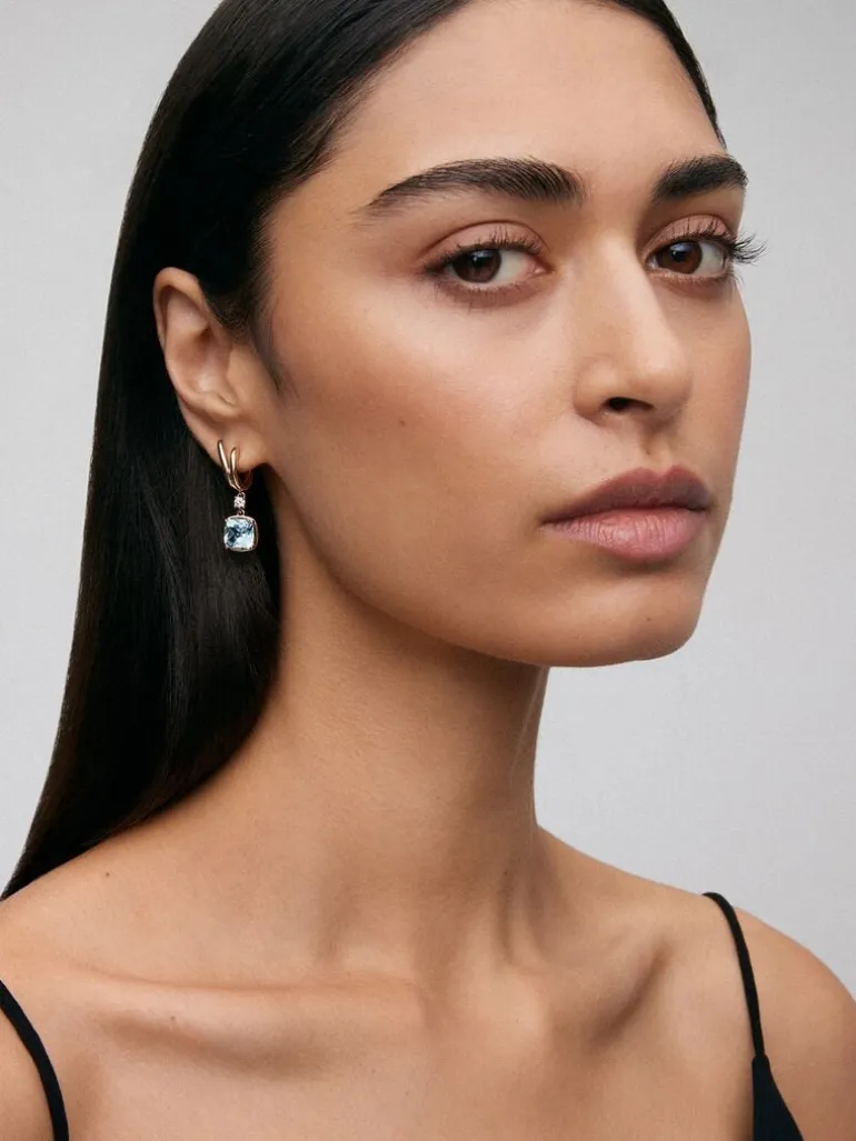 Pendientes de oro amarillo de 18K con topacios azul sky en talla cushion y 2 diamantes en talla brillante con un total de 0,21 cts