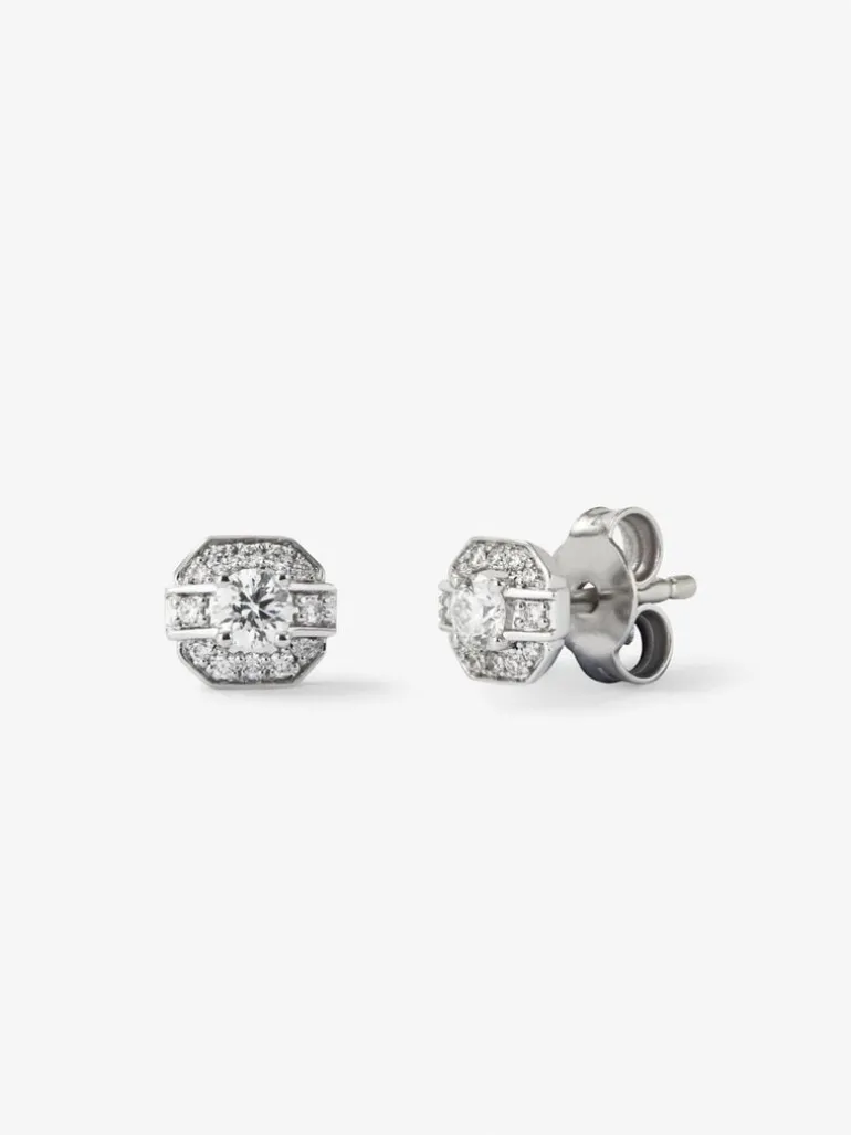 Pendientes de oro blanco de 18K con 2 diamantes centrales en talla brillante con un total de 0,2 cts y orla de 24 diamantes en talla brillante con un total de 0,1 cts