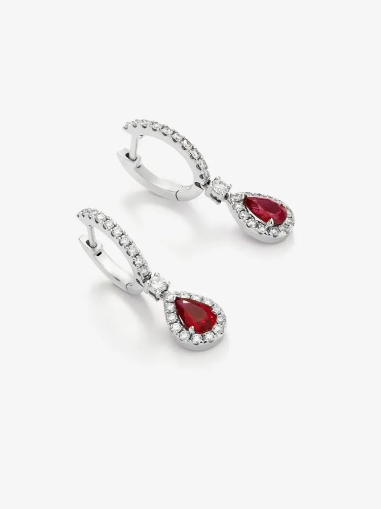 Pendientes de oro blanco de 18K con rubíes rojo intenso en talla pera de 0,88 cts y diamantes blancos en talla brillante de 0,48 cts