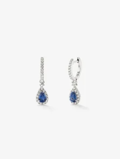 Pendientes de oro blanco de 18K con zafiros azules en talla pera de 1,32 cts y diamantes blancos en talla brillante de 0,56 cts