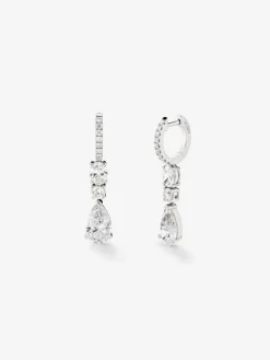 Pendientes de oro blanco de 18K con 2 diamantes en talla pera con un total de 3,06 cts y 22 en talla brillante con un total de 1,38 cts