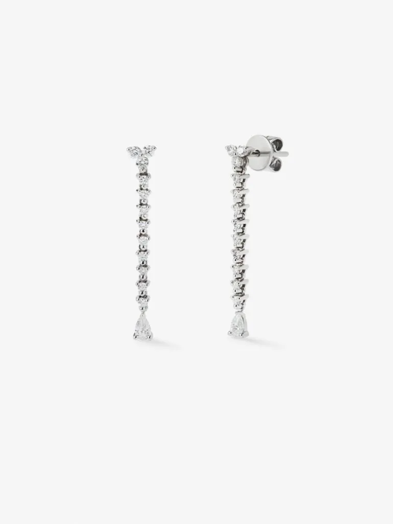 Pendientes de oro blanco de 18K con 2 diamantes en talla pera con un total de 0,21 cts y 18 en talla brillante con un total de 0,34 cts