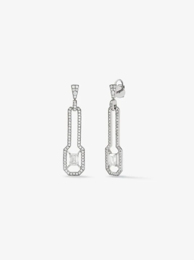 Pendientes de oro blanco de 18K con 2 diamantes en talla esmeralda con un total de 1 cts y 126 en talla brillante con un total de 0,63 cts