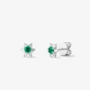 Pendientes de oro blanco de 18K con 2 esmeraldas en talla brillante con un total de 0,18 cts y 12 diamantes en talla brillante con un total de 0,34 cts