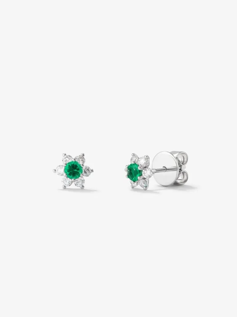 Pendientes de oro blanco de 18K con 2 esmeraldas en talla brillante con un total de 0,18 cts y 12 diamantes en talla brillante con un total de 0,34 cts