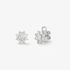 Pendientes de oro blanco de 18K con 18 diamantes en talla brillante con un total de 0,57 cts con forma de estrella