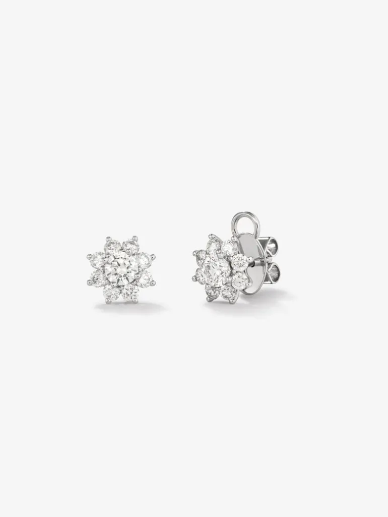 Pendientes de oro blanco de 18K con 18 diamantes en talla brillante con un total de 0,57 cts con forma de estrella