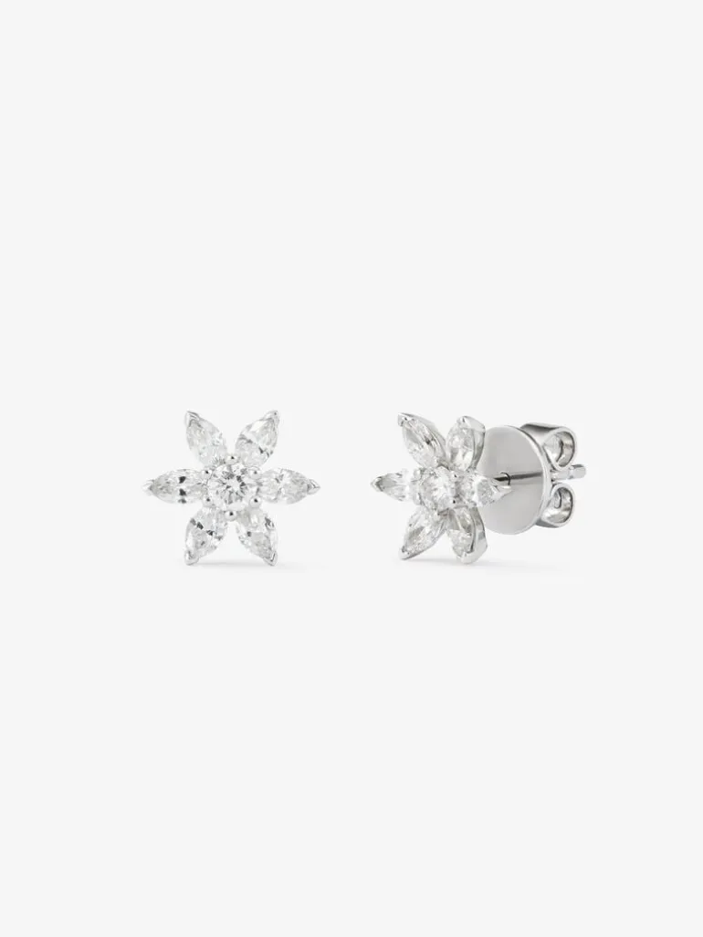 Pendientes de oro blanco de 18K con 2 diamantes en talla brillante con un total de 0,12 cts y 12 en talla marquise con un total de 0,59 cts