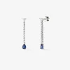 Pendientes de oro blanco de 18K con 2 zafiros azules en talla pera con un total de 0,9 cts y 24 diamantes en talla brillante con un total de 0,43 cts