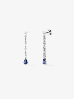Pendientes de oro blanco de 18K con 2 zafiros azules en talla pera con un total de 0,9 cts y 24 diamantes en talla brillante con un total de 0,43 cts