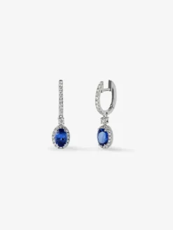 Pendientes de oro blanco de 18K con 2 zafiros azules en talla oval con un total de 0,69 cts y 36 diamantes en talla brillante con un total de 0,13 cts