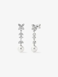 Pendientes de oro blanco de 18K con 62 diamantes en talla brillante con un total de 0,99 cts y 2 perlas akoya de 8,5 mm