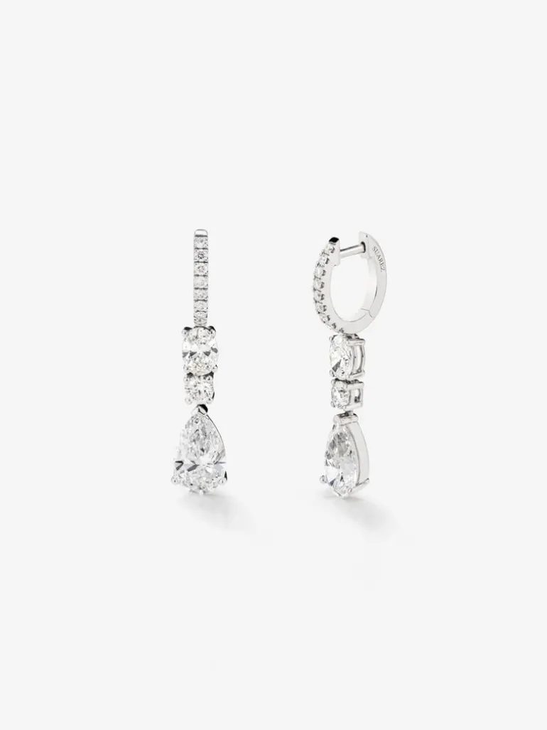 Pendientes de oro blanco de 18K con 2 diamantes en talla pera con un total de 3,06 cts y 22 en talla brillante con un total de 1,38 cts