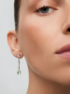 Pendientes de oro blanco de 18K con 30 diamantes en talla brillante con un total de 0,63 cts y 2 amatistas verdes en talla pera