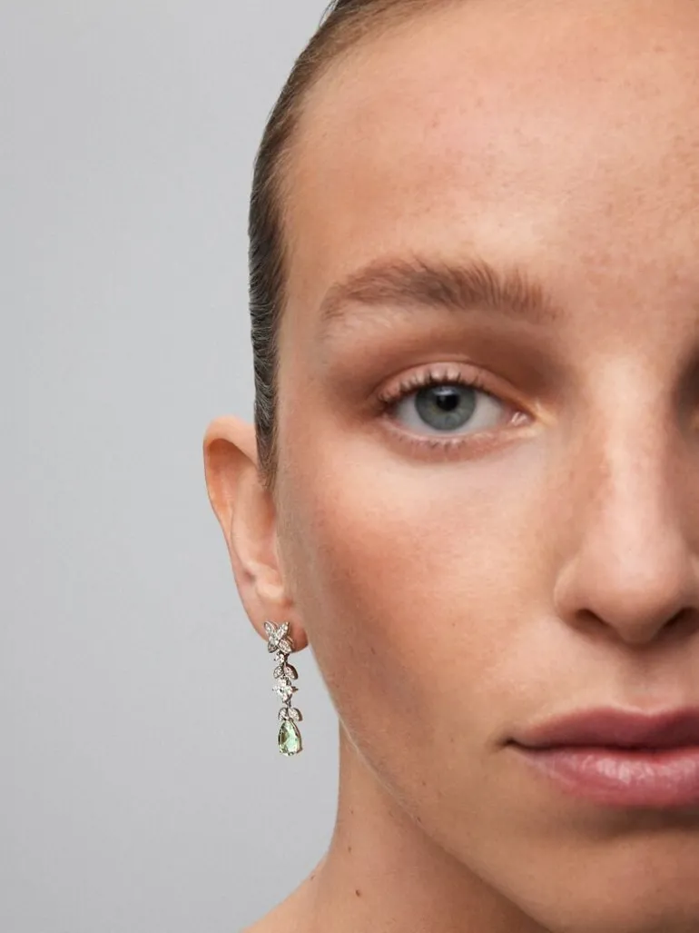Pendientes de oro blanco de 18K con 52 diamantes en talla brillante con un total de 0,95 cts y amatistas verdes en talla pera