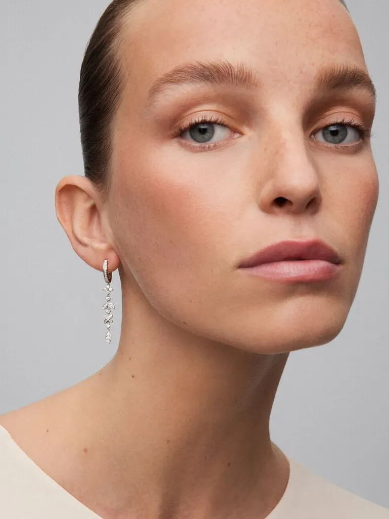 Pendientes de oro blanco de 18K con 70 diamantes en talla brillante con un total de 0,75 cts