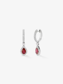 Pendientes de oro blanco de 18K con rub&iacute;es rojo intenso en talla pera de 0,88 cts y diamantes blancos en talla brillante de 0,48 cts