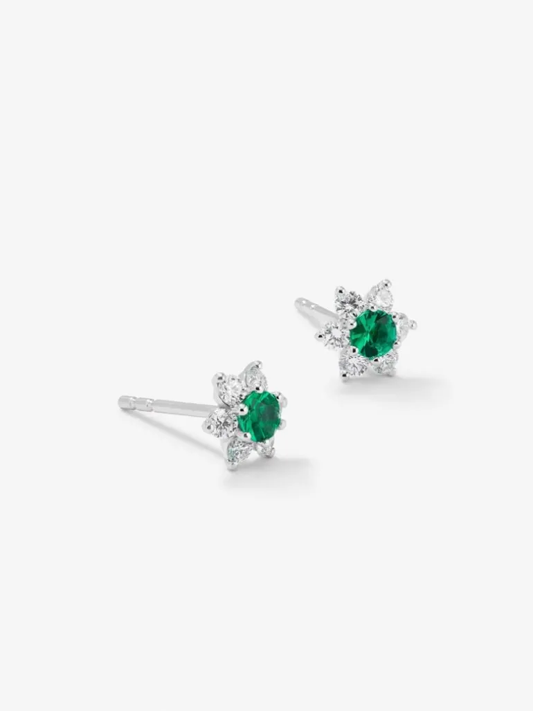 Pendientes de oro blanco de 18K con 2 esmeraldas en talla brillante con un total de 0,18 cts y 12 diamantes en talla brillante con un total de 0,34 cts