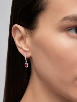Pendientes de oro blanco de 18K con 2 rub&iacute;es rojos en talla oval de  2 cts y diamantes en talla brillante con un total de 0,40 cts
