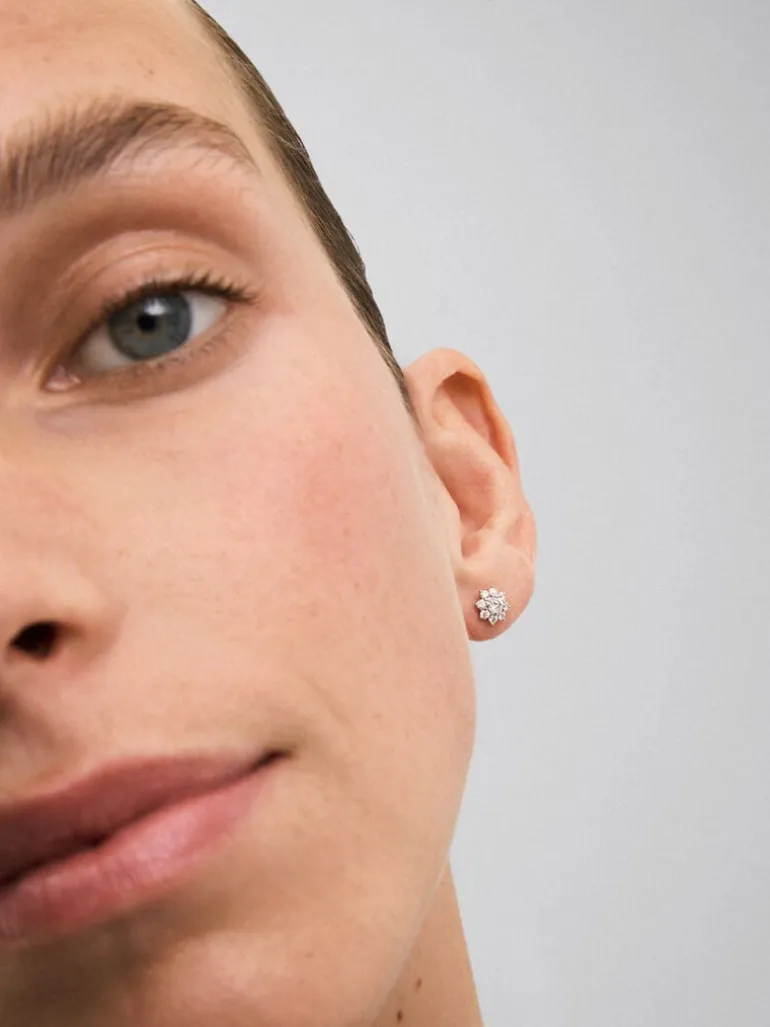 Pendientes de oro blanco de 18K con 18 diamantes en talla brillante con un total de 0,57 cts con forma de estrella