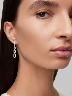 Pendientes de oro blanco de 18K con 96 diamantes en talla brillante con un total de 0,58 cts