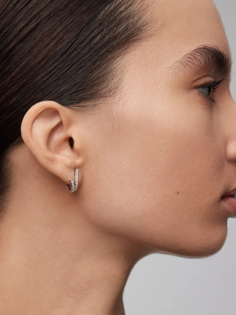 Pendientes de oro blanco de 18K con 32 diamantes en talla brillante con un total de 0,56 cts