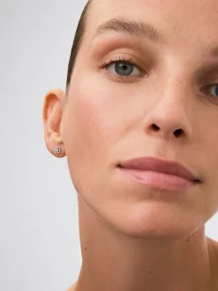 Pendientes de oro blanco de 18K con diamante solitario y orla de diamantes