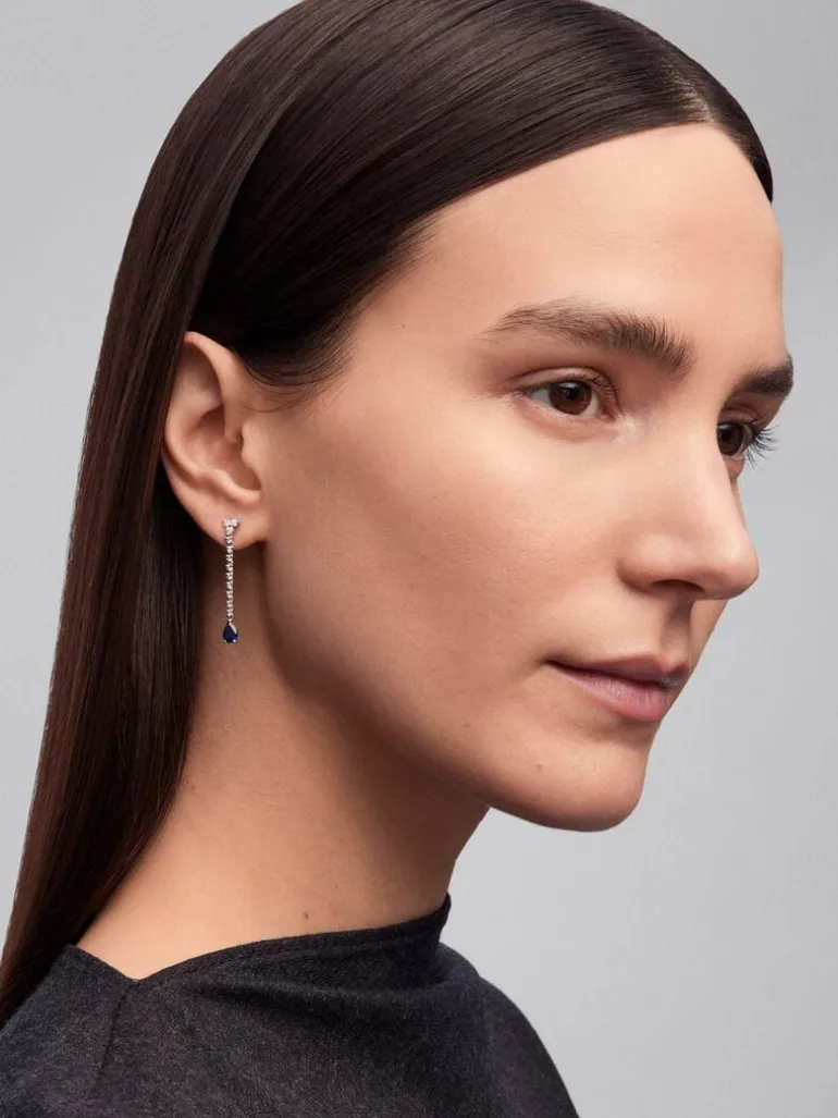 Pendientes de oro blanco de 18K con 2 zafiros azules en talla pera con un total de 0,9 cts y 24 diamantes en talla brillante con un total de 0,43 cts