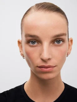Pendientes de oro blanco de 18K con 18 diamantes en talla brillante con un total de 0,26 cts
