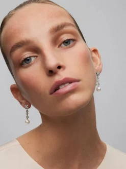 Pendientes de oro blanco de 18K con 62 diamantes en talla brillante con un total de 0,99 cts y 2 perlas akoya de 8,5 mm