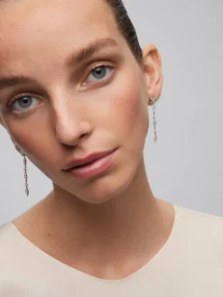 Pendientes de oro blanco de 18K con 44 diamantes en talla brillante con un total de 0,95 cts