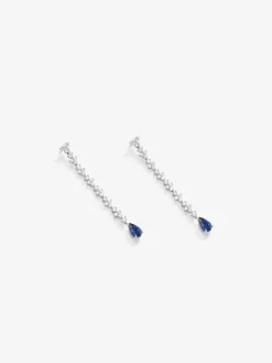 Pendientes de oro blanco de 18K con zafiros azules en talla pera de 2,63 cts y diamantes blancos en talla brillante de 2,12 cts