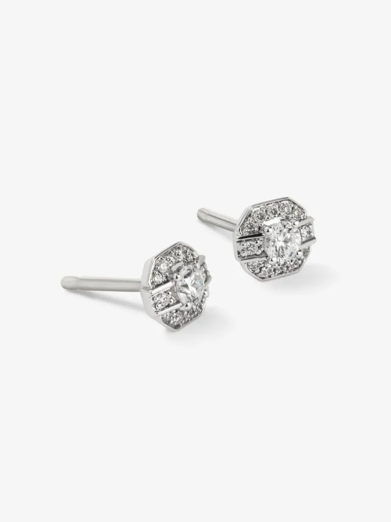 Pendientes de oro blanco de 18K con 2 diamantes centrales en talla brillante con un total de 0,2 cts y orla de 24 diamantes en talla brillante con un total de 0,1 cts
